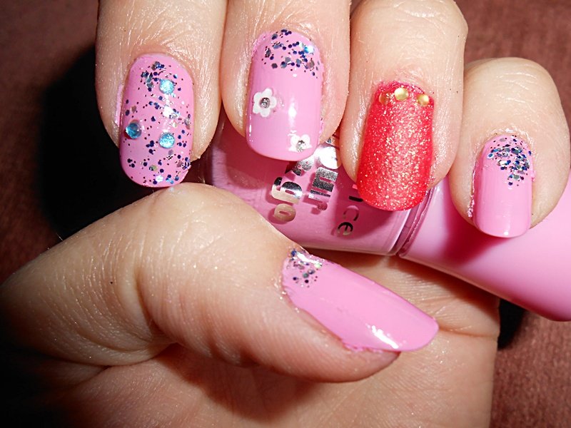 színes rózsaszín manikűr