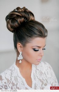 gyönyörű smink, konty és fülbevaló